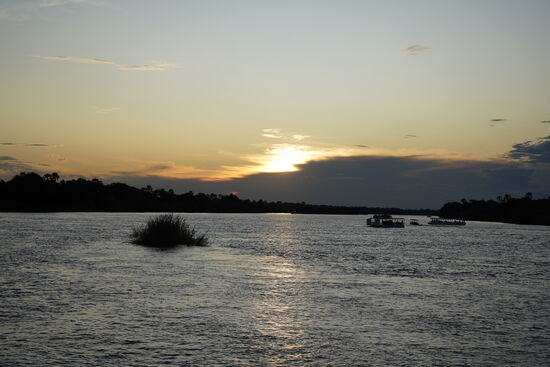 Ganz langsam und geräuschlos legen wir ab und schweben über das Wasser