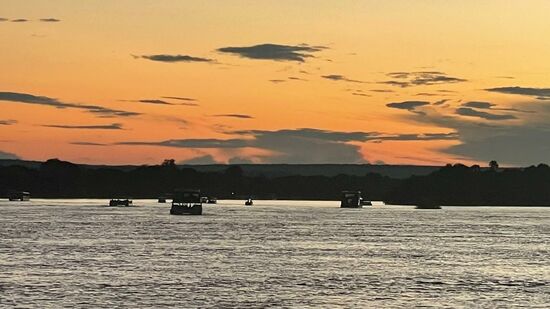 Leider sind Wolken am Himmel und wir sehen nicht, wie die Sonne im Fluß versinkt. Aber schön ist es trotzdem.