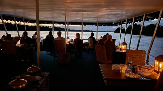 Nach einer guten Stunde werden wir zu den Tischen gebeten und bekommen ein tolle 3-Gang Menü serviert