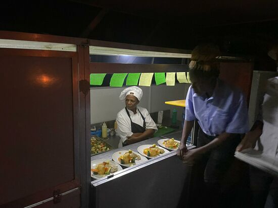 In dieser kleinen Küche wird das Essen gezaubert