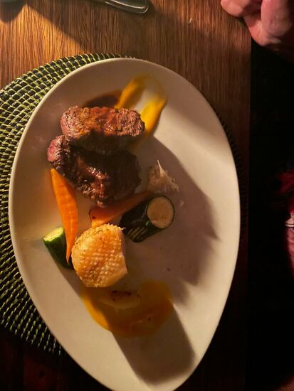 Ich habe mich für Rinderfilet entschieden, Thomas für Fisch