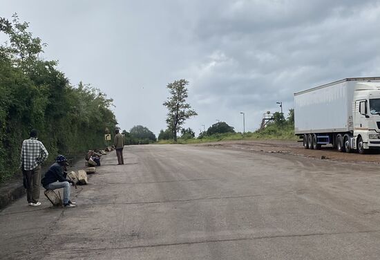 Dann beginnt der Spaziergang durchs „Niemannsland“ Hier stehen viele LKWs rum