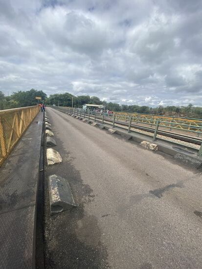 Nach 300m hätte Thomas schon 5x seine Schuhe verkaufen-bzw gegen Holzfiguren eintauschen können