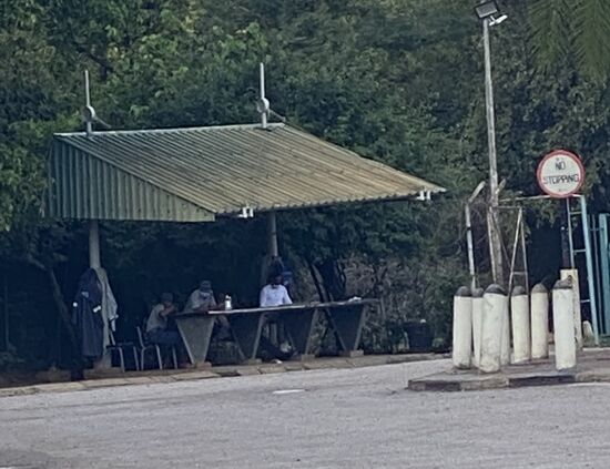 4 müde aussehende Herren, die uns ein „Brückenticket“ verkaufen wollen—das benötigen wohl die einheimischen Pendler, die ständig pendeln—wir erklären unser „Kasa -Visum“ und dürfen durch