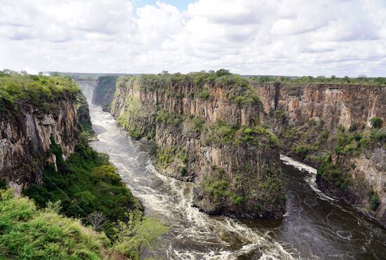 Eine atemberaubende Aussicht auf den „Horseshoe Bend“ .Aber anders als der richtige Horseshoe Bend im Colorado River fließt das Wasser hier nicht um den Felsen herum sondern kommt von beiden Seiten und fließt unten rechts aus dem Bild. Der Felsen sieht jedoch wie ein Hufeisen aus.