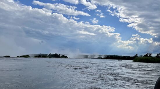 Da sehen wir schon die Gischt der Wasserfälle