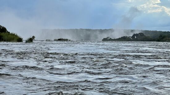 Wir nähern uns mit dem Boot bis auf 200 Metern den Fällen. Näher dürfen wir mit dem Boot nicht heran, weil uns dann die Strömung mitreißen würde.