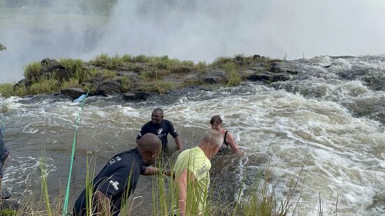 4 kräftige Männer führen uns über die Wasserfälle!