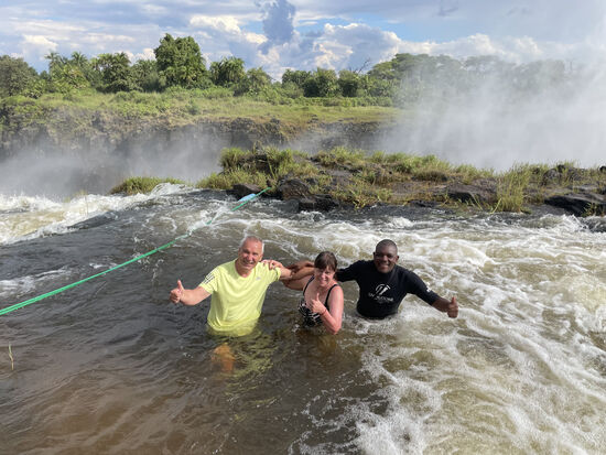 Links geht es steil nach unten, nur das grüne Seil soll uns davon abhalten, näher heran zu gehen