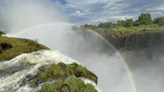 Immer wieder erscheinen Regenbogen, wenn die Sonne hinter den Wolken hervorkommt.