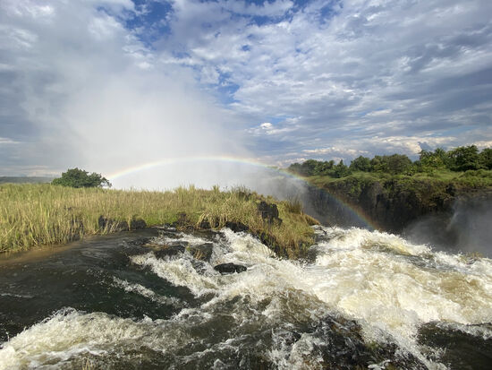 Eigentlich ist die Insel Livingstone Island von Mitte März bis Mitte Juni aufgrund des hohen Wasserpegels gesperrt. Aber zurzeit finden, abhängig des Wetters, Fahrten statt.
Vielleicht sind auch deshalb im Moment so wenig Touristen hier 
