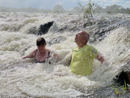 Hier mußte ich mich an Thomas festklammern, sonst hätte es mich weggerissen.
Ich glaube, er hat es noch nicht mal bemerkt—er konnte sich gut halten