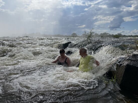Man muß ja bedenken, dass es nur 2 Meter weiter in die Tiefe geht—aber die Jungs waren dicht bei uns und ließen uns nicht aus den Augen