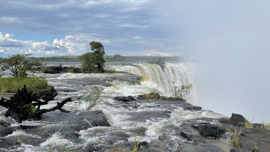 Dort ist der berühmte „Devils Pool“ —als ich davon bei Facebook ein Foto sah, beschloß ich diesen auch live zu sehen.
Leider oder auch nicht—ist jetzt zur Regenzeit ein Bad darin nicht möglich, da man sofort in die Tiefe gerissen wird.
In den trockenen Monaten ab August, fließt kaum Wasser und man kann im Devil Pool bis zum Rand baden und die tollen Fotos machen