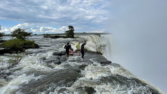 Hier sieht man die Mächtigkeit und Länge der Fälle. Über eine Breite von 1708 Metern  stürzt das Wasser 110 Meter zu dieser Jahreszeit in die Tiefe.