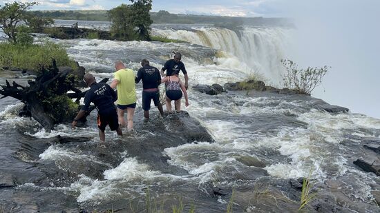 Die Fälle sind unterschiedlich hoch, von 80 bis 110 Meter. Während der Trockenzeit ist an den Stellen, die 110 hoch sind, nur noch ein Rinnsal Wasser und man kann entlang der Kante laufen.