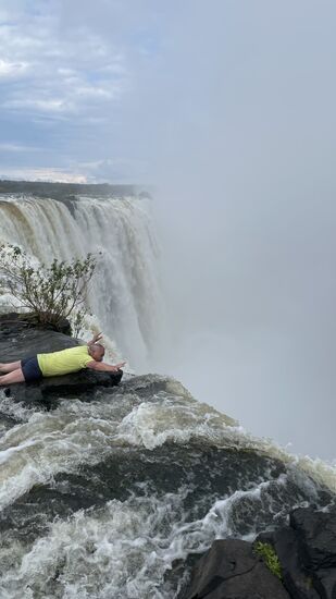 An dieser Stelle geht es 110 Meter tief. Und dass das viele Wasser so tief stürzt und die Schlucht des Sambesi unten nur 50 Meter weit ist, entsteht eine unglaubliche Gischt, die hunderte Meter hoch ist und auch hunderte Meter entfernt auf der Brücke noch spürbar ist.