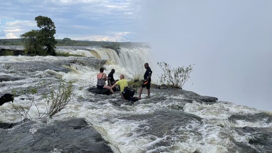 Wir sitzen hier übrigens im Main-Pool. Es ist zugleich auch der höchste Punkt der Falls.