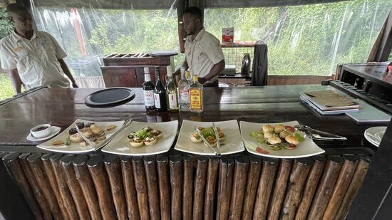 ..und dann ist Tea-time….mit leckerem kleinen Imbiss und Wein