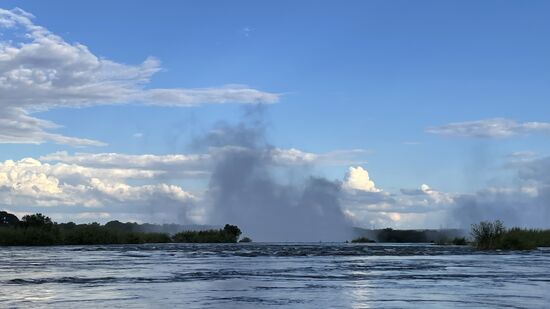 Es sieht aus wie ein Vulkanausbruch, aber es ist die Gischt