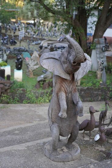 Dann gehts zum Abendessen noch mal in den Ort—wieder Spießrutenlaufen an den Boys vorbei —schnell ein paar Skulpturen fotografiert