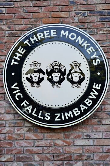 ..und dann hier rein…..hier findet heute eine Hochzeit statt, aber wir bekommen trotzdem ein Plätzchen