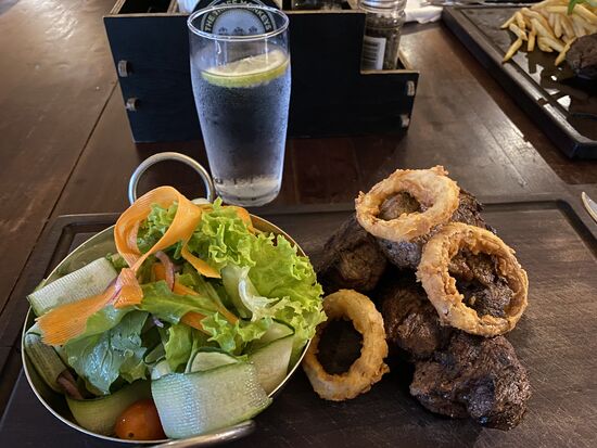400g Filetsteak für 16 US$—dazu ein Salat und Mineralwasser-
Weil wir sonst nichts erlebt haben, stellen wir mal die Bilder vom Essen ein.
Danach geht es zum Kofferpacken zurück ins Hotel. Wir packen auch eine Tasche mit Seife, Shampoo, Body Lotion sowie eine Hose, ein T-Shirt, ein paar Socken und meine rosa FlipFlops zusammen. Diese geben wir am nächsten Morgen - gemeinsam mit etwas Gebäck vom Frühstücksbuffet - an zwei Straßenhändler, die uns tagelang immer nett gegrüßt haben, überhaupt nicht aufdringlich waren und nur einmal nach Thomas Schuhen gefragt haben 