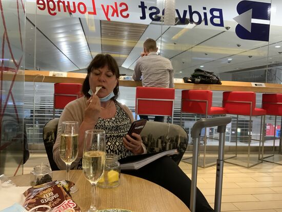 Leider hat der Flug nach Kapstadt aber über 3!! Stunden Verspätung
Die Zeit verbringen wir in der Lounge mit schreiben, essen und trinken…
Wir stornieren unseren Mietwagen und informieren das Hotel, dass wir wohl erst nach Mitternacht ankommen
Dicke Minuspunkte für British-Airways!