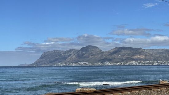 Die Häuser „kleben“ zu einem Drittel an den Bergen