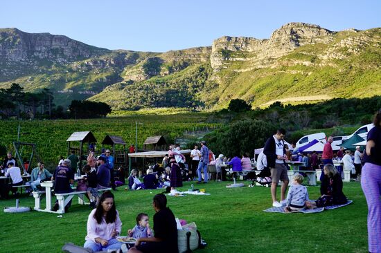 Die Sonne geht unter und es wird kühl. Wir machen uns auf den Weg zurück zum Hotel..