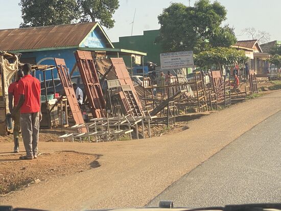 Viele kleine Handwerksbetriebe am Rande des Weges. Hier ein Metall verarbeitender Betrieb. Wir werden auch noch einen besuchen.