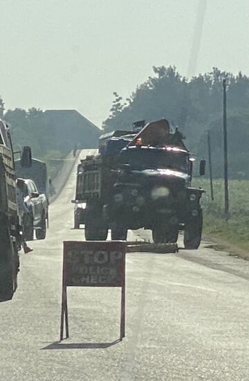 Eine der vielen Polizeikontrollen. Da unser Fahrzeug als Touristenfahrzeug erkennbar ist, werden wir nie angehalten. Meistens winken uns die Polizisten noch freundlich zu.
