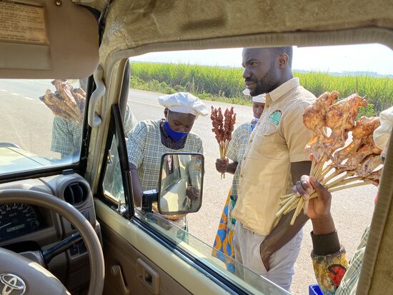 Unterwegs halten wir, weil wir uns Bananen kaufen wollen. Aus allen Ecken kommen fliegende Händler mit allerlei Köstlichkeiten.