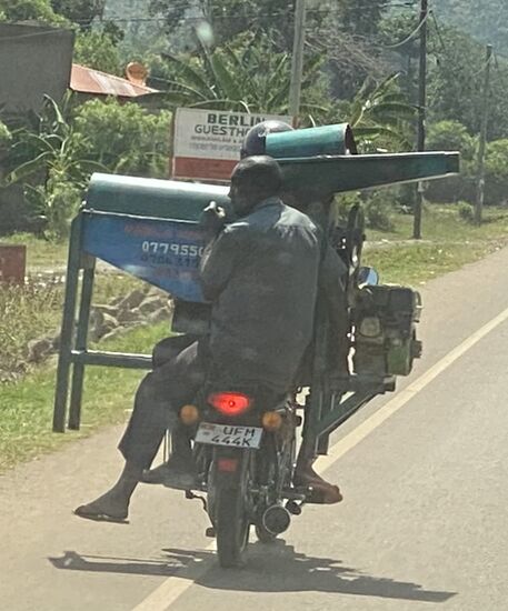 Eine komplette Maschine auf dem Motorrad - in Deutschland wäre so etwas undenkbar - hier ganz normal