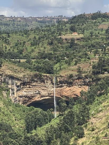 Von unserem Zimmer aus haben wir einen Ausblick auf den größten der Wasserfälle - 100 Meter fällt das Wasser in die Tiefe