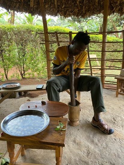 Ab in den Mörser. die Bohnen werden gestoßen