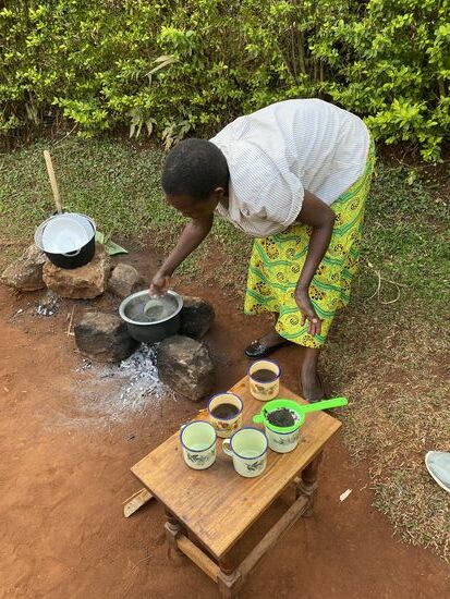 Die Chefin selbst lässt es sich nicht nehmen, den Kaffee zu servieren.