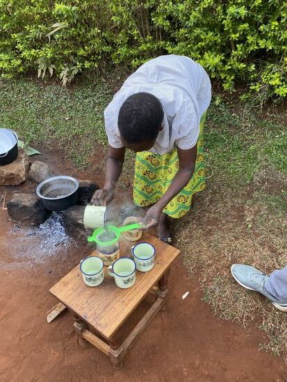 Wir haben selten so tollen Kaffee getrunken. Obwohl er extrem stark ist, mundet er vorzüglich. Und keineswegs bitter.
In Sipi leben 200 Familien vom Kaffeeanbau. Die trinken ihn natürlich auch selbst. Das, was sie nicht selbst aufbrauchen, verkaufen sie an eine Genossenschaft.
Unser Gastgeber arbeitet vollständig organisch - keine Pestizide, und keine Aromastoffe kommen an den Kaffee.
Wir bestellen für den nächsten Morgen noch 500 Gramm getrockneten Kaffee. Den wollen wir mitnehmen und selbst rösten.
Wir durften erfahren, wie aufwendig der Kaffeeanbau ist und können nur appellieren, Kaffee aus Fairtrade zu kaufen - hier erhalten die Bauern faire Preise für ihre Arbeit.