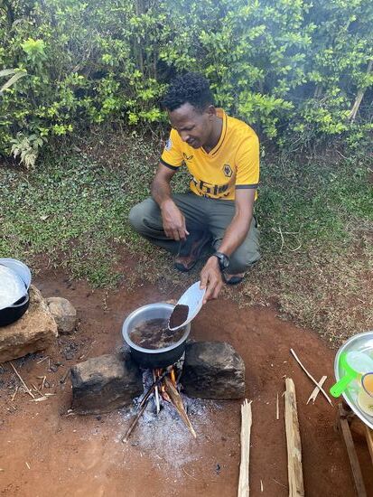 Das Mehl in kochendes Wasser, aufkochen lassen und dann eine Minute bei geschlossenen Deckel kochen lassen