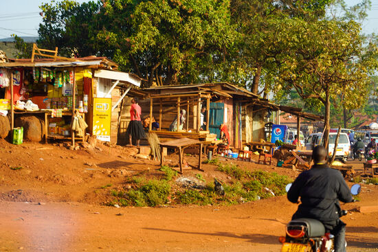 Entlang der Straße hunderte von Geschäften. Hier spielt sich das Leben in Uganda ab.