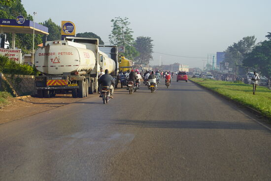 Die Straßen sind voll von Motorrädern, auf denen viel transportiert wird