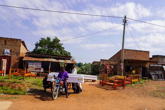 Selbst Särge passen drauf. Wir hoffen, dass er noch leer ist…