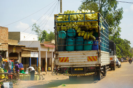 Ein Transporter mit Kanistern. Diese werden für das Wasserholen benötigt. Nur wenige Menschen in Uganda haben fließend Wasser.
