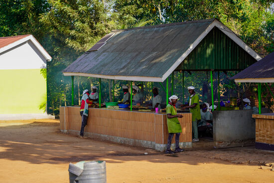 Das ist die Küche der fliegenden Händler. Ob Chicken, Pork, Fisch - die Auswahl ist riesig.