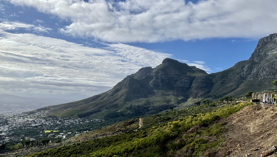 Zur Talstation der Seilbahn sind es nur ein paar Kilometer. Übrigens gibt es in Kapstadt kaum noch Taxen. UBER hat den Markt eingenommen. Und die Fahrten sind sehr günstig.