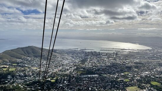 Wir nutzen die Seilbahn. Erst hatten wir überlegt zu laufen, aber da wir am Nachmittag auch noch Programm haben, wird uns das zu knapp
