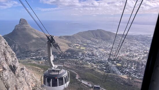 Die Fahrt dauert nur 5 Minuten. Die erste Seilbahn auf den Tafelberg wurde 1929 eingeweiht. Seither gab es 2 Sanierungen und in 1997 kamen neue Gondeln aus der Schweiz, die sich während der Fahrt um  360 Grad drehen, sodass alle Fahrgäste jede Richtung sehen
