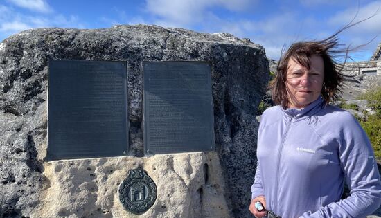 Es ist hier sehr windig und wir sind froh, dass wir Jacken dabei haben.
Wir machen uns auf den Rückweg, denn ….