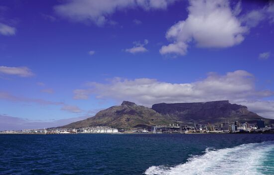 Wir legen ab und schauen zurück. Von hier aus hat man einen tollen Blick auf den Tafelberg und auf Kapstadt.