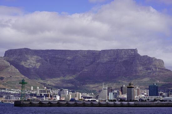 Häufig liegt der Tafelberg im Nebel. Die Wolken ziehen dann über das Plateau des Berges und es schaut aus wie ein weißes Tischtuch über einer Tafel